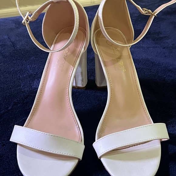 White heels size 8 1/2 - Picture 1 of 1